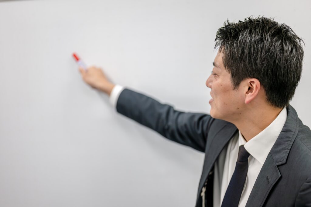 講師